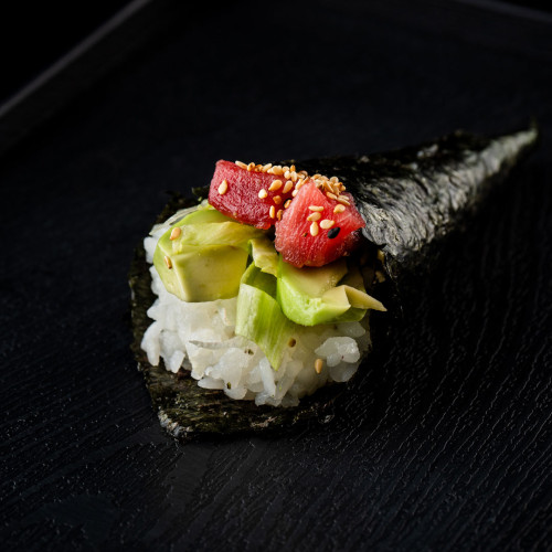 TEMAKI ATUN PICADO CON SALSA PICANTE